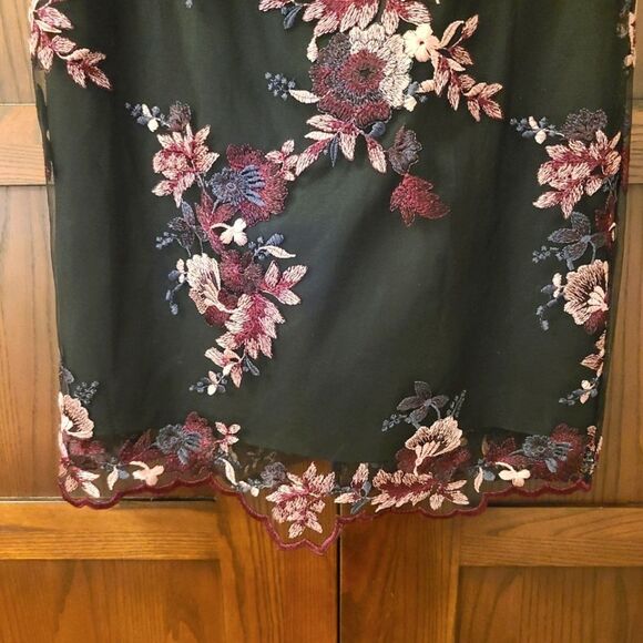 White House Black Market Floral Overlay Dress Size 2 - Picture 3 of 9